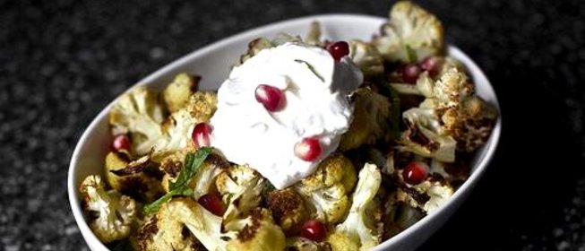 Запеченная цветная капуста с йогуртом и гранатом
