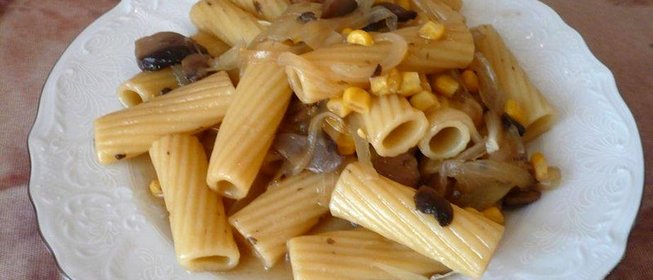 Постное рагу из макарон и кукурузы с грибами