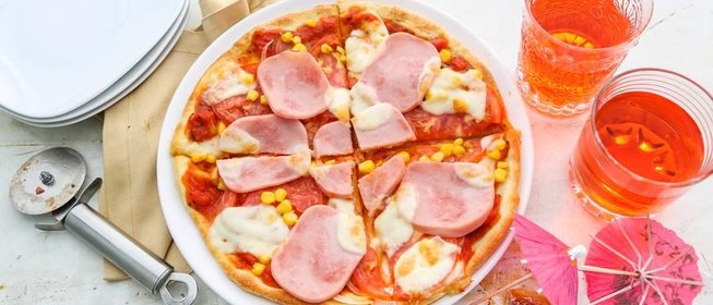 Пицца с колбасой