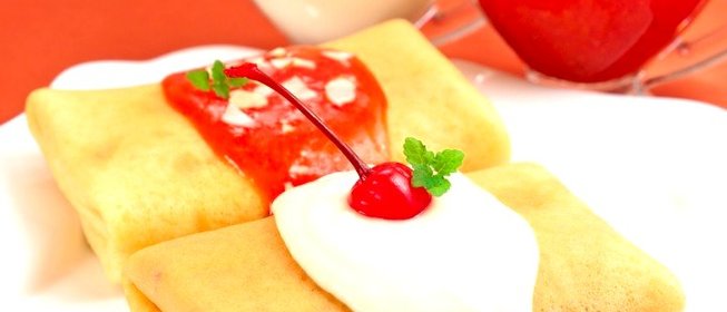 Блины с творогом, вишней, клубничным и ванильным соусом