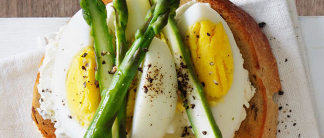 Тост с яйцом и спаржей
