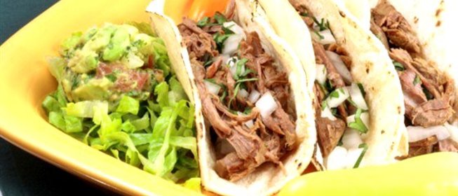 Говядина с какао, корицей и салатом