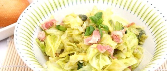 Сливочная савойская капуста с пореем и чесноком