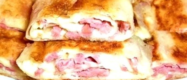 Блинчики с колбасой и сыром