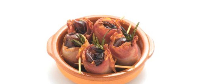 Финики в прошутто с черным перцем