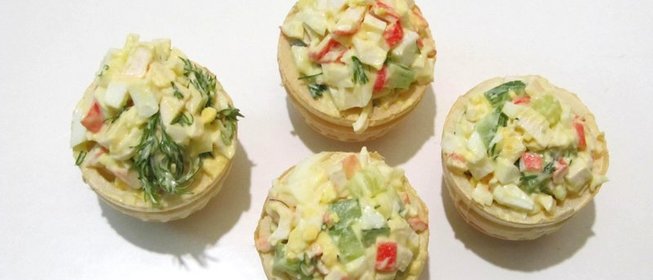 Тарталетки с крабовыми палочками и огурцом
