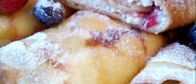 Сладкие блинчики с начинкой из творога и фруктов