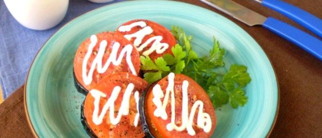 Жареные баклажаны с помидорами и чесноком