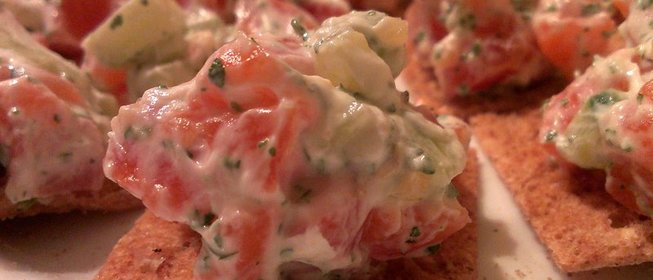 Закуска из подкопченной форели и творога на ржаных хлебцах