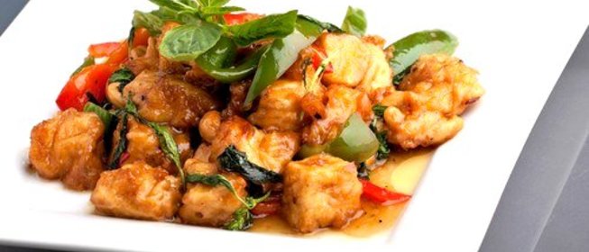 Закуска из печеного тофу и сладких перцев в пряном арахисовом соусе