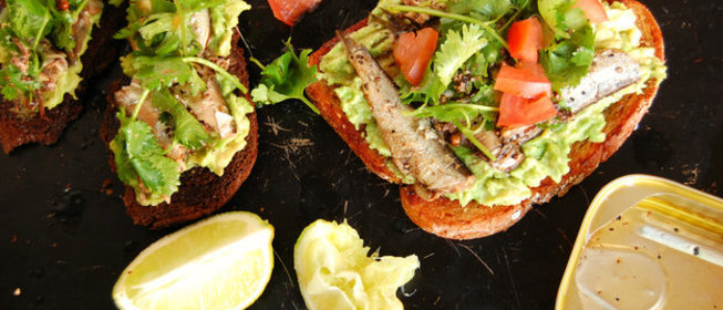 Брускетта с томатами, сардинами и кинзой