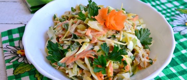 Салат с курицей, капустой, яйцом и корейской морковью