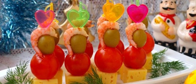 Канапе с креветками, сыром и черри