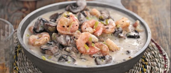 Сливочное рагу из креветок с грибами и пореем