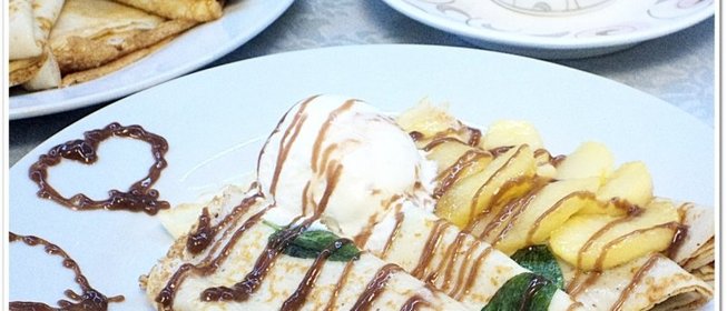 Блинчики с мятным припеком, карамелизированными яблоками и шоколадным кремом