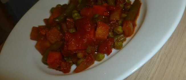 Овощное рагу с репой, горошком и имбирным соусом