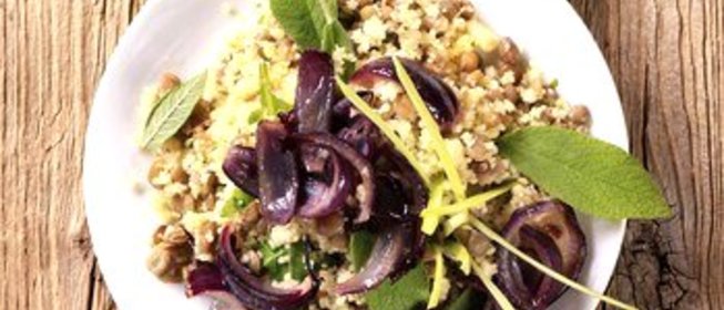 Салат с кускусом, семенами подсолнуха и кунжутом