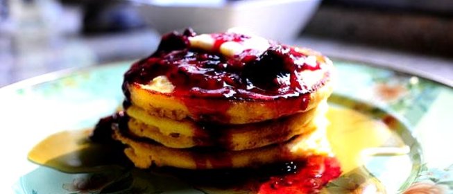 Кукурузные оладьи с ежевичным сиропом