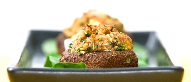 Грибы, фаршированные сыром бри, с зеленью и чесноком