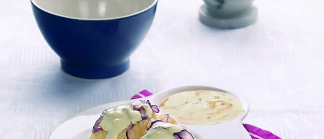 Цветная капуста, запеченная с красным луком и голубым сыром