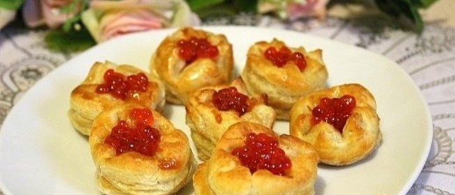 Мини-волованы с красной икрой