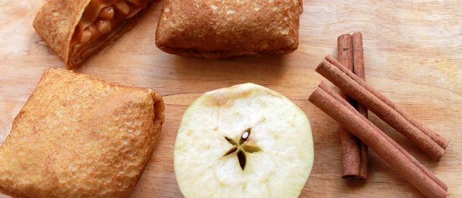 Блинчики с яблоками в карамели