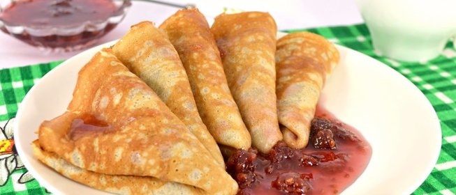 Блинчики на молоке и малиновом варенье