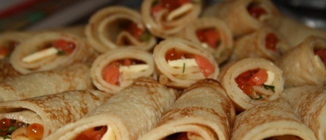 Блины с соленой семгой и красной икрой