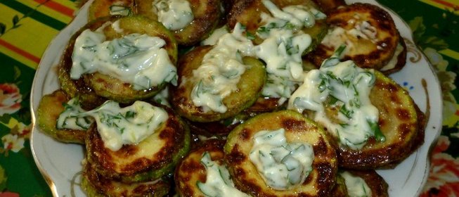 Жареные кабачки с чесночным соусом
