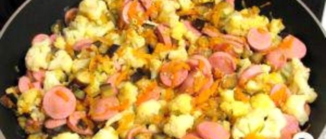 Цветная капуста с баклажанами и сосисками