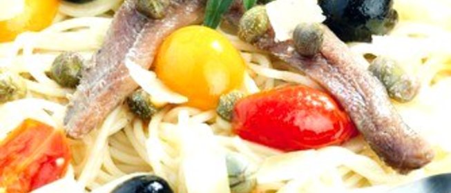 Спагетти с анчоусами, петрушкой, оливками и каперсами