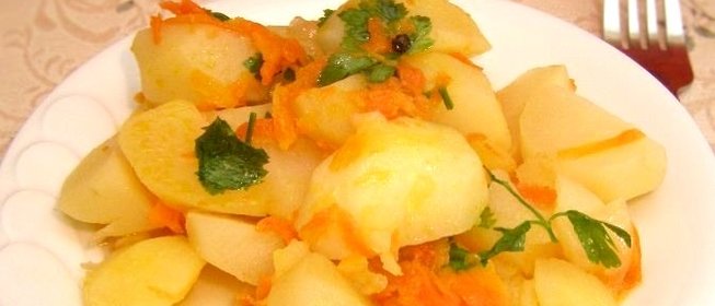 Тушеная картошка с морковью