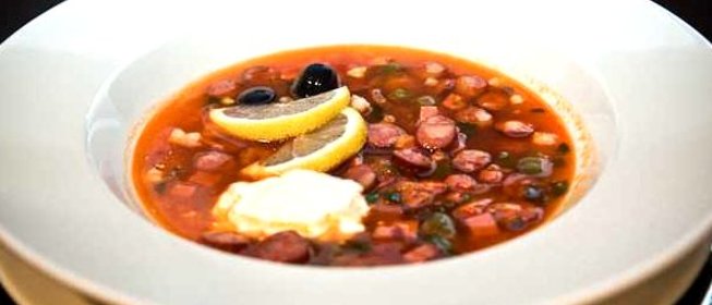 Солянка с маслинами и колбасой