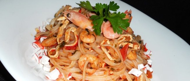 Рисовая лапша с креветками и крабовыми палочками