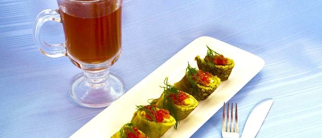 Зеленые блины с сыром яйцом и икрой