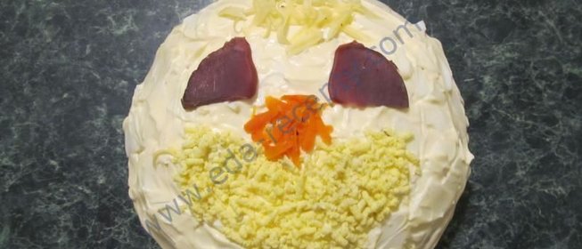 Слоеный салат с куриной печенью и морковью
