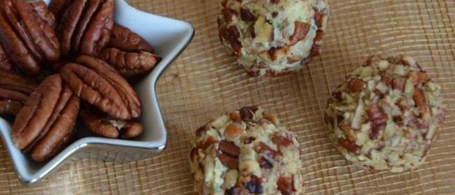 Шарики с сыром чеддер, беконом и орехами пекан
