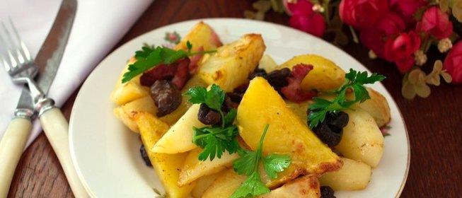 Картофель в духовке с белыми грибами и беконом