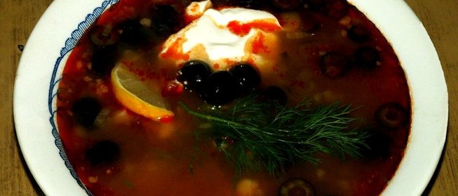 Солянка с копчеными ребрышками