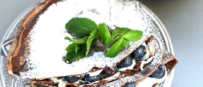 Блины из черемуховой муки с маскарпоне и голубикой
