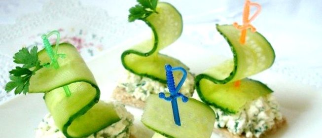 Канапе с огурцом на шпажках
