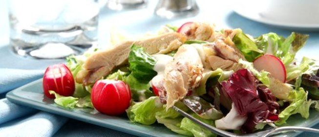 Закуска из курицы в листьях салата