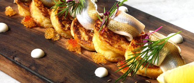 Картофельные блинчики с маринованной корюшкой