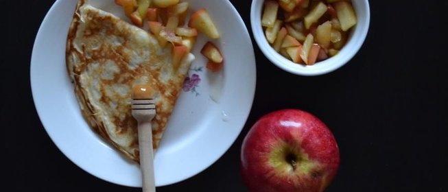 Кокосовые блинчики с карамельными яблоками