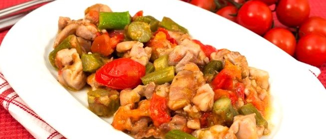 Спаржа, жаренная с куриным филе и помидорами
