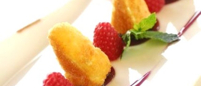 Сыр камамбер в кляре с ягодным соусом