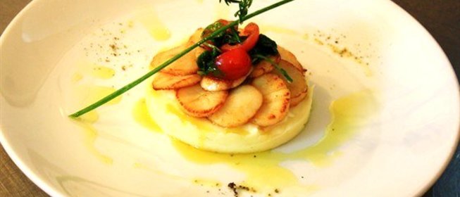 Гребешки на планше из картофеля с трюфельным маслом