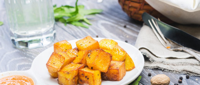 Запеченный картофель с чесночным маслом и пармезаном