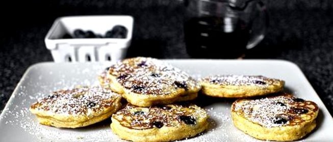 Черничные оладьи с йогуртом