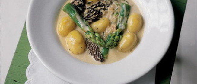 Спаржа, картофель и сморчки в сливочно-винном соусе